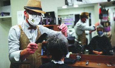 Fransa koronavirüs yasaklarını hafifletirken berber dükkanlarında kuyruklar