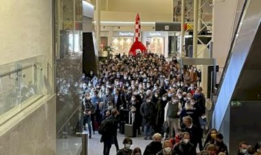 Bir yerde kırmızı bölge varsa o Zaventem'dedir.  Yolcular, polis kontrolünden kaynaklanan uzun trafik sıkışıklığına kızgın