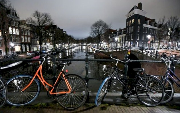 Hollanda Gece Sokağa Çıkma Yasağını 15 Mart'a kadar uzattı