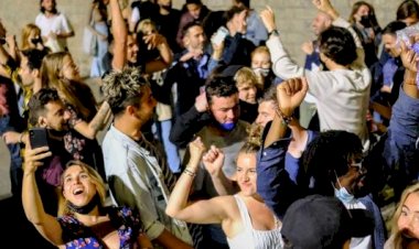 İspanyollar Covid siz İlk Geceyi Sokaklarda Kitlesel Partilerle Kutladılar